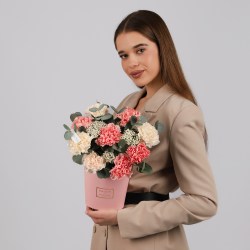 cvety v korobke diantusy s evkaliptom 5